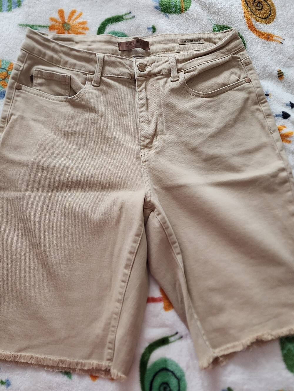 Judy Blue Beige Frayed Hem Bermuda Length Denim Shorts Size 1x.